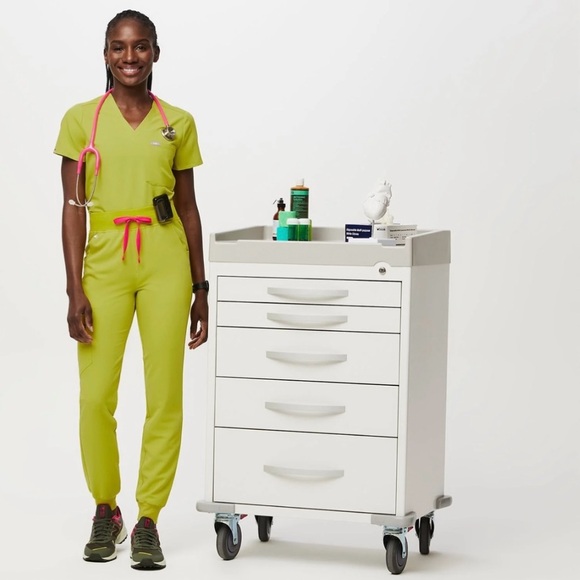 FIGS Catarina Scrub Top & Zamora Jogger Pants Set – Limeade - Picture 2 of 10